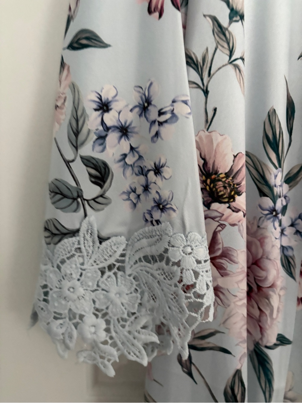 Le Rose Small Medium Floral Robe with Lace Details - Picture 2 of 7
